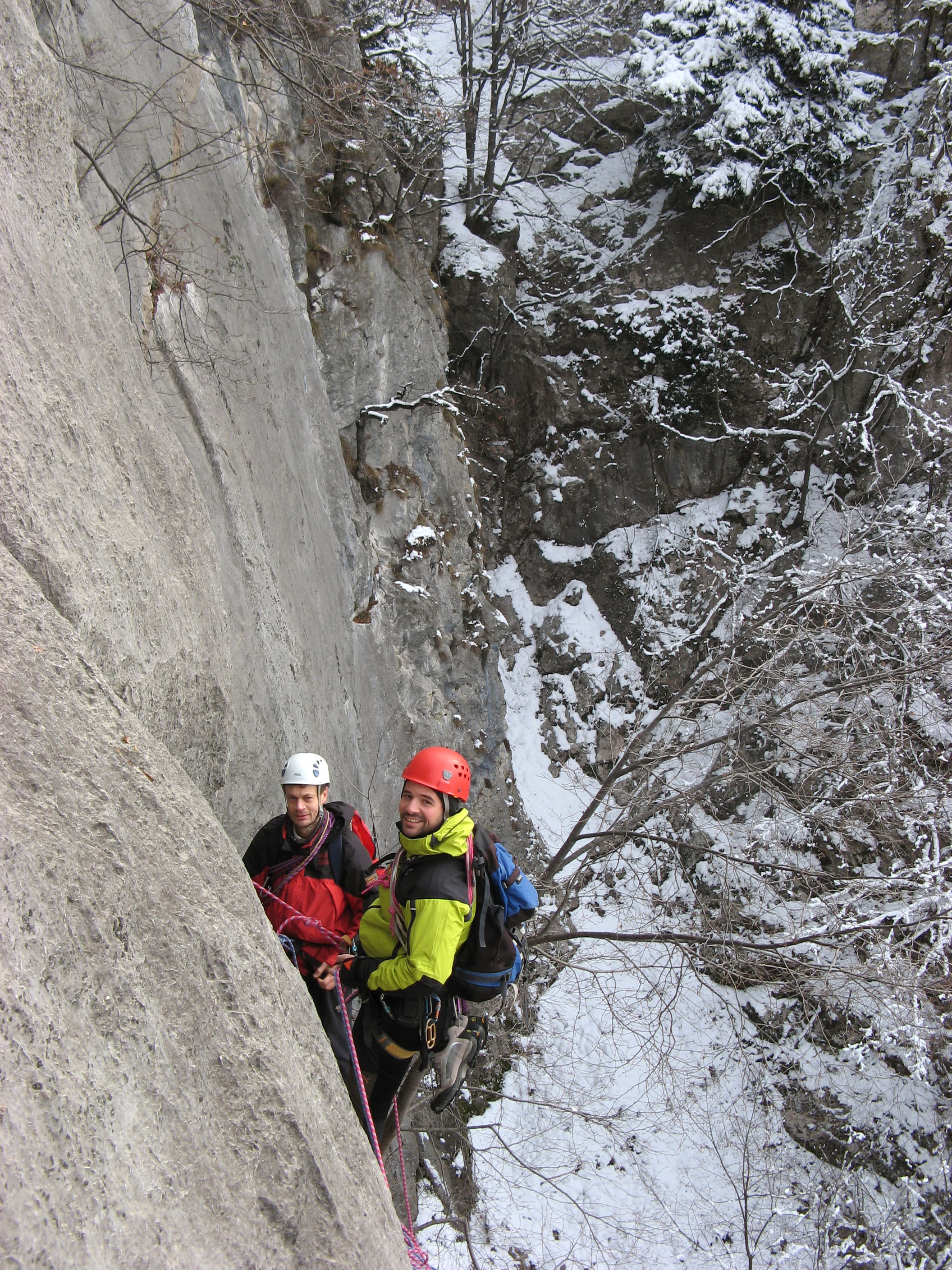 Zucco dell'Angelone - Via Condorpass - Alessandro Spinelli e Matteo Bertolotti in sosta